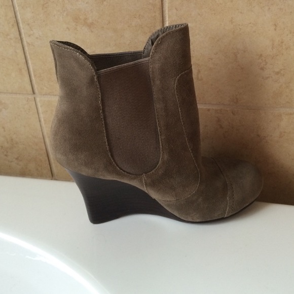 Very Volatile khaki ankle boots.