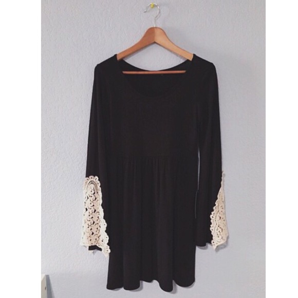 Dresses & Skirts - 🆕Crochet Trim Sleeve Dress