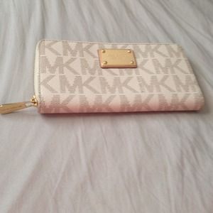 Michael Kors Zip Around Wallet