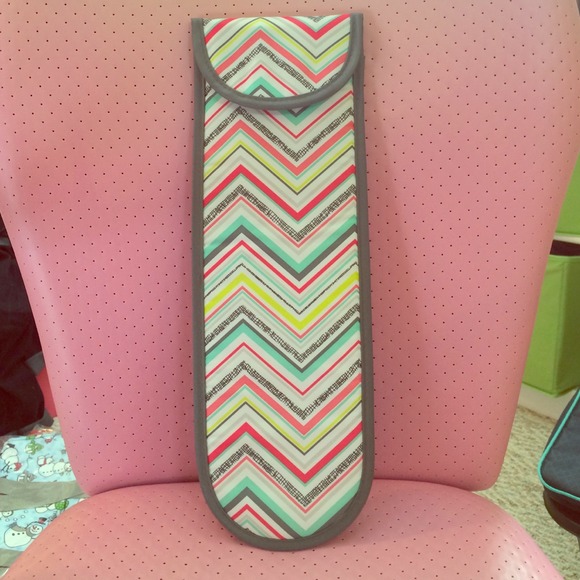 Thirty-One flat iron case