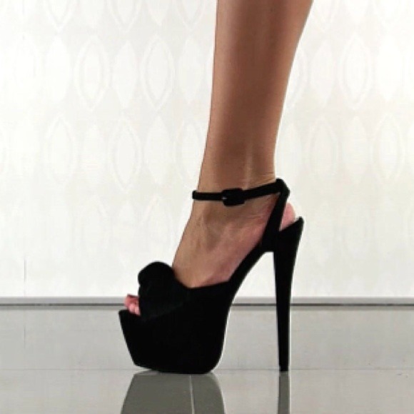 Black Pumps