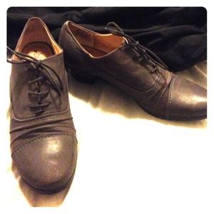 Biala Adorable Oxford style shoe!