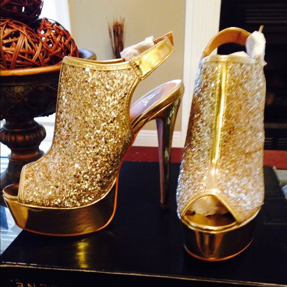 Brand New Gold Glitter Pumps!