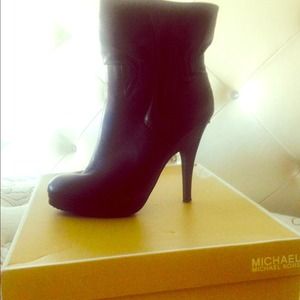 ⬇️Michael Kors BOOTIES (COFFEE COLOR) MARK DOWN