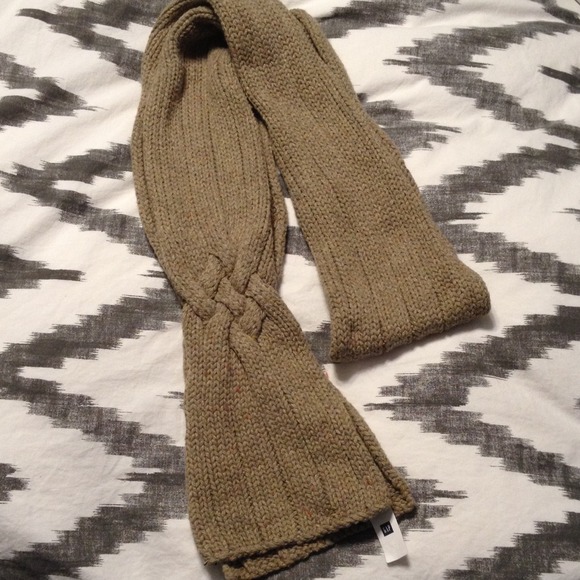 NWT Neutral Heather Knitted & Knotted Gap Scarf