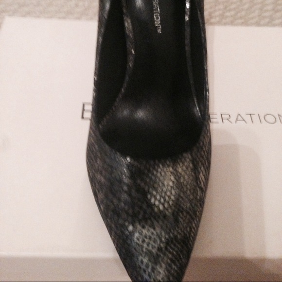 NWT Size 6 BCBG Silver and Black Python Stilettos - Picture 2 of 3