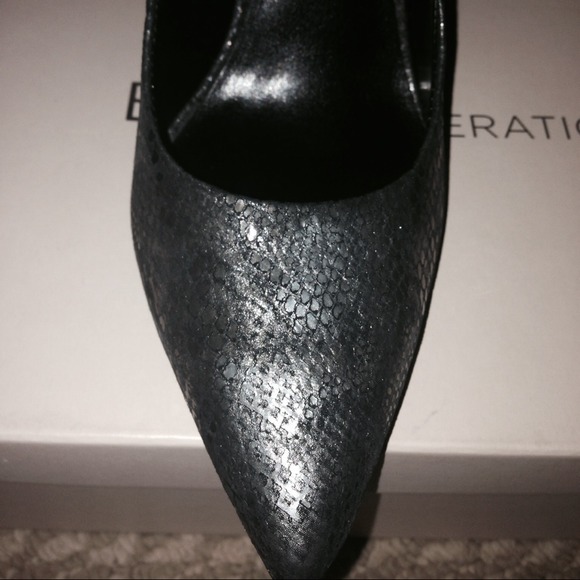 NWT Size 6 BCBG Silver and Black Python Stilettos - Picture 3 of 3