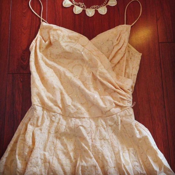 SOLD IN BUNDLE HP Vintage looking Creamy yellow - Picture 2 of 4