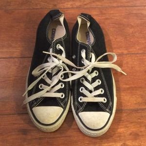 Converse Sneakers 👟👟 🌟priced to sell🌟
