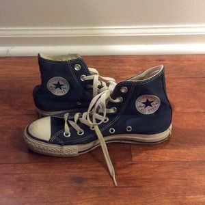 Converse Hightop Sneakers 👟👟🌟priced to sell🌟