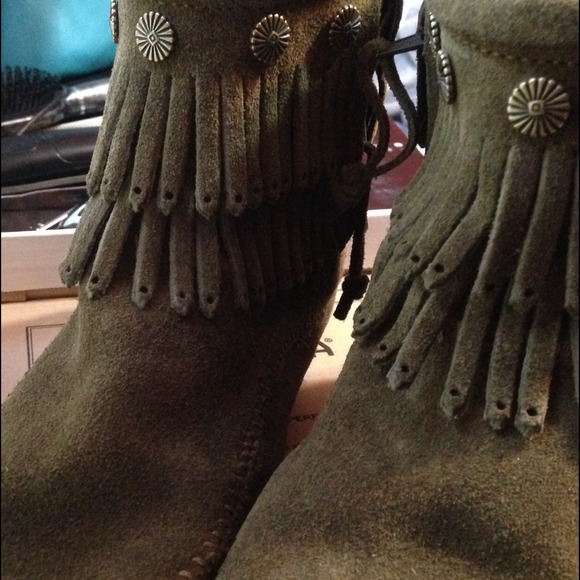 Minnetonka Mocassin fringe boots