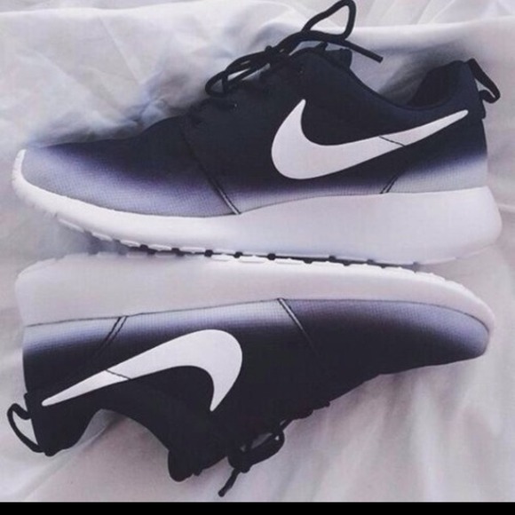 Nike Shoes - Womens Nike roshes size 7.5