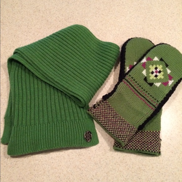 🚫SOLD🚫Scarf and mittens. Very warm