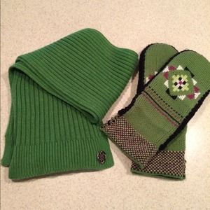 🚫SOLD🚫Scarf and mittens. Very warm