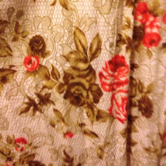 Floral sleeveless shirt! - Picture 2 of 3