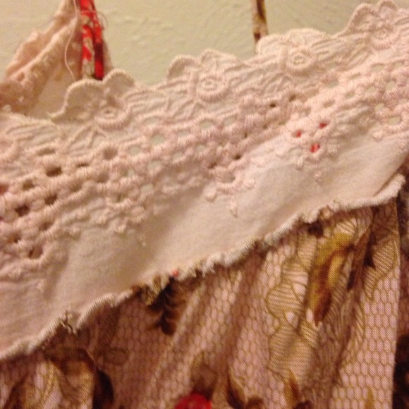 Floral sleeveless shirt! - Picture 3 of 3