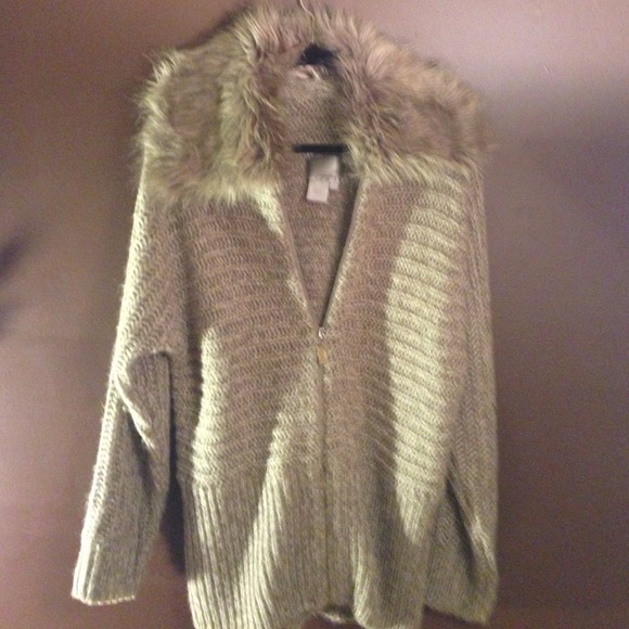 Knit sweater with detachable fur collar