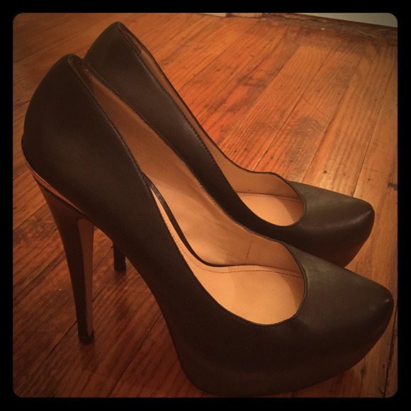 Black Pumps