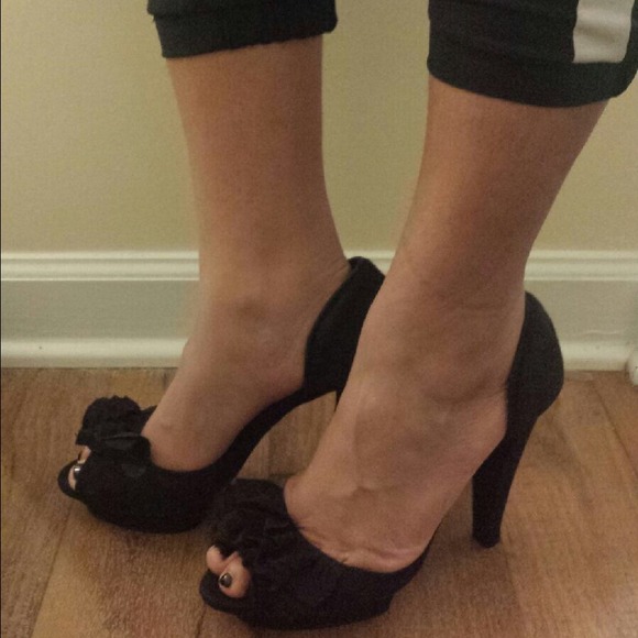 Black Heels w/Ruffle Fronts