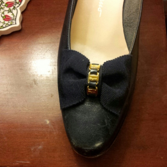 Salvatore Ferragamo navy bow shoes - Picture 2 of 4