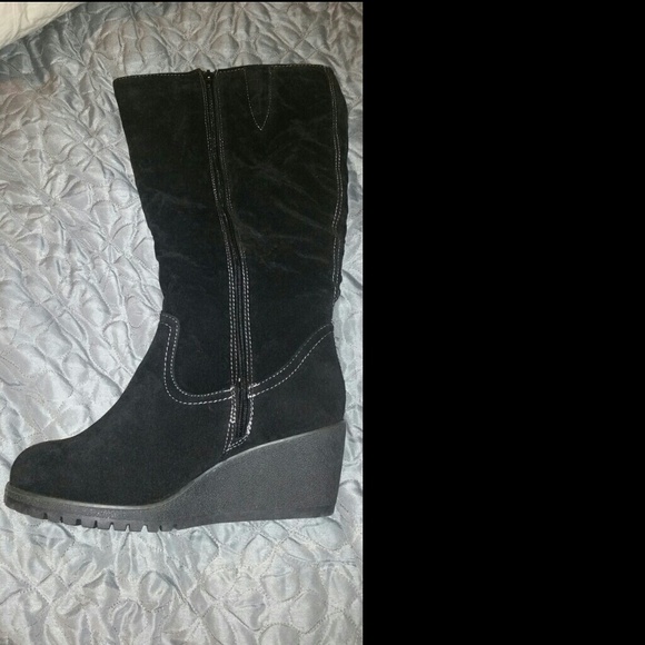 BLACK BOOTS