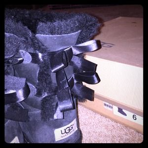 Black Bailey Bow UGGs SIZE 6
