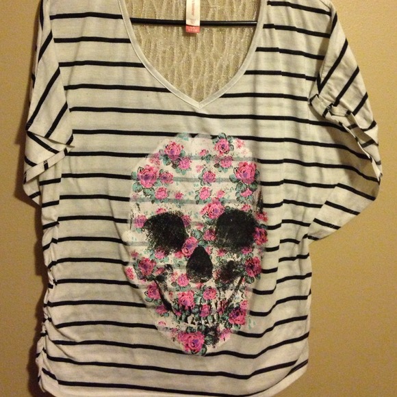 SOLD No boundaries skull shirt