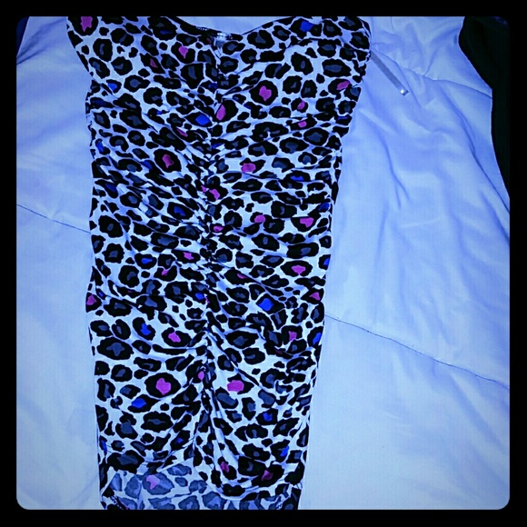 Sleeveless lepord print shirt.