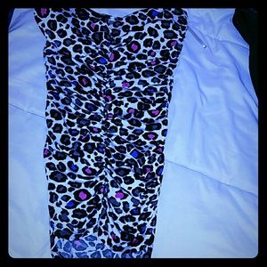 Sleeveless lepord print shirt.