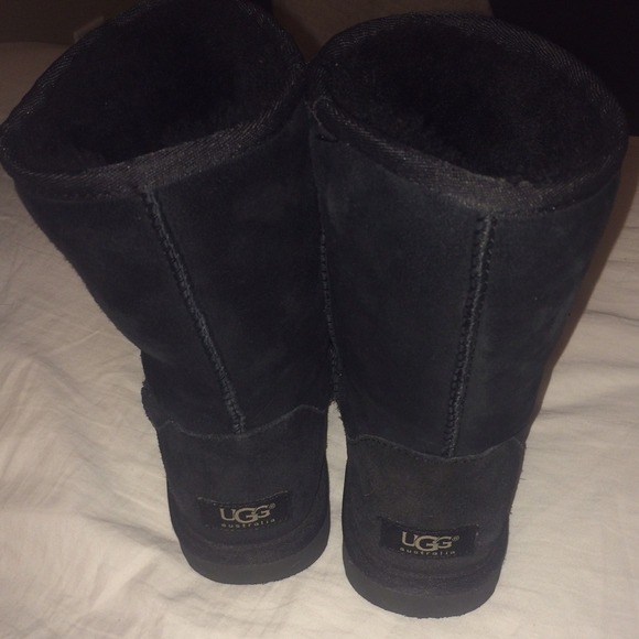 Size 6 black short uggs