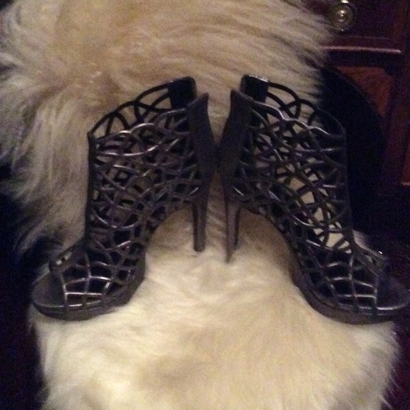 🔥HOST PICK  VERA WANG caged platform bootie🔥