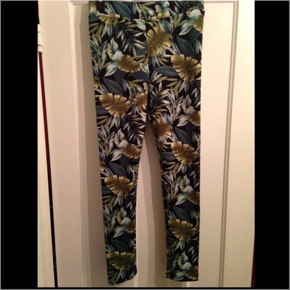 Forever 21 Tropical Leaf Print Leggings