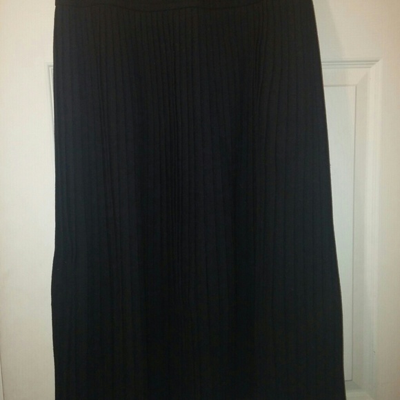 Black pleated skirt - Picture 2 of 4