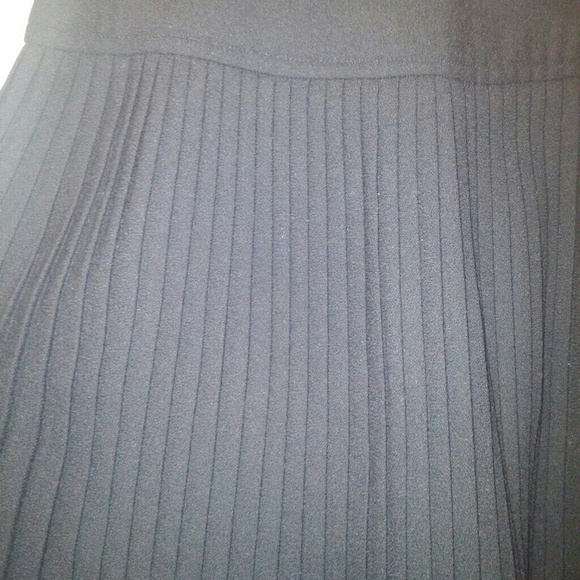 Black pleated skirt - Picture 3 of 4