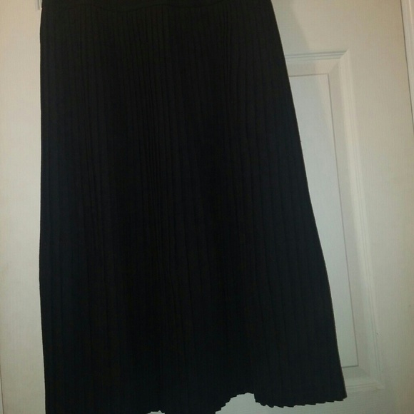 Black pleated skirt - Picture 4 of 4