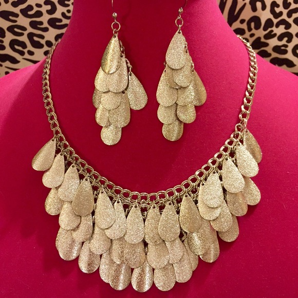 Beautiful silvertone necklace and earring set