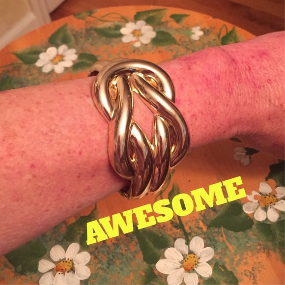 Jewelry - 🎀NWT🎀  DOUBLE BRAID GOLD TONE HINGE CLASP