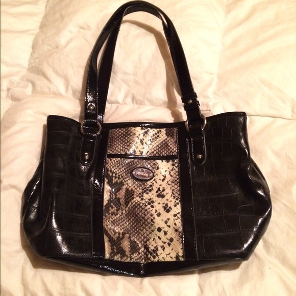Beautiful NINE & CO black/snake print purse