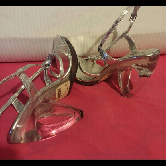 Silver sandal. - Picture 2 of 3