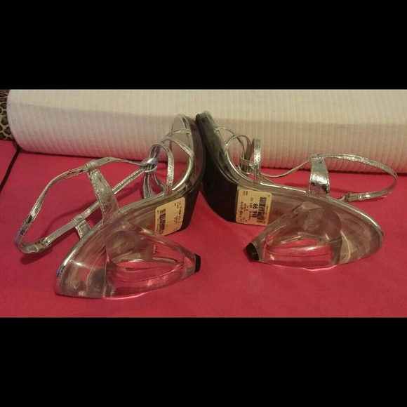 Silver sandal. - Picture 3 of 3