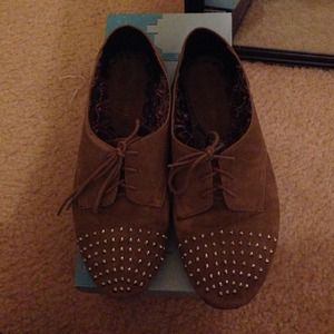 Tan oxfords with spikes