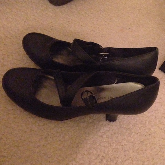 BLACK MARY JANE HEELS