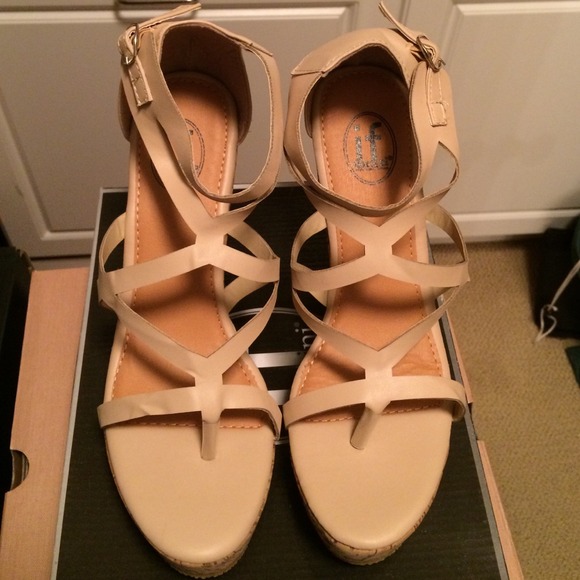 Carrini Cutout Strap Wedge Heel - Picture 2 of 4