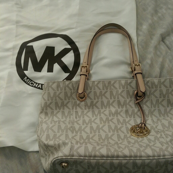 *sold*Michael Kors Jet Set Vanilla Tote