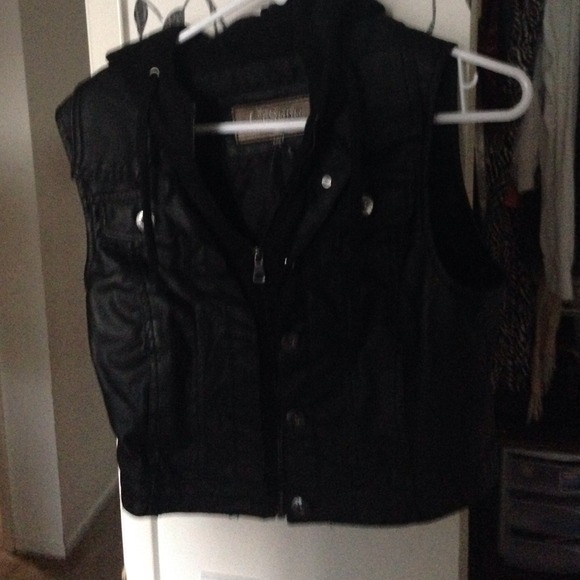 Vest - Picture 2 of 4