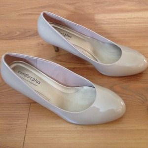 Nude patent leather pumps
