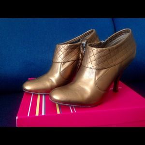 BCBGirls Vintage Bronze bootie 👢