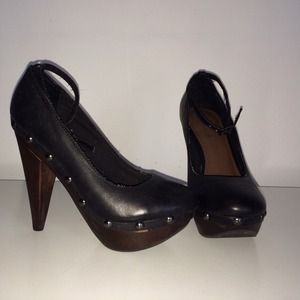 Black ankle strap pump