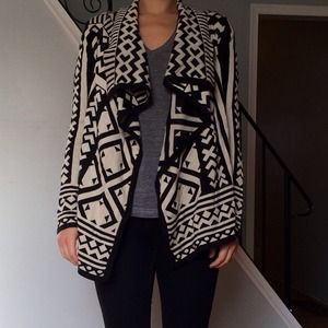 Geometric b&w printed cardigan