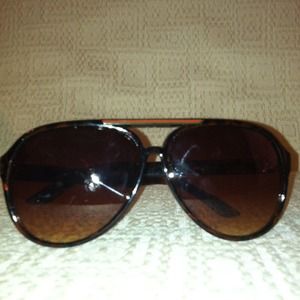 Gucci 😎inspired sunglass make n offer ✨